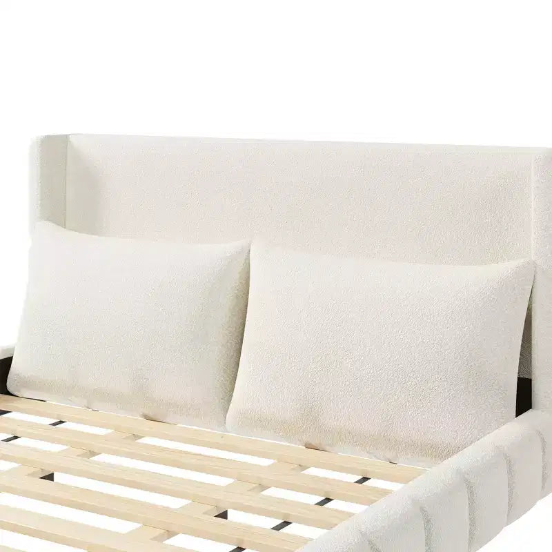 Lit plateforme rembourré avec 2 oreillers
