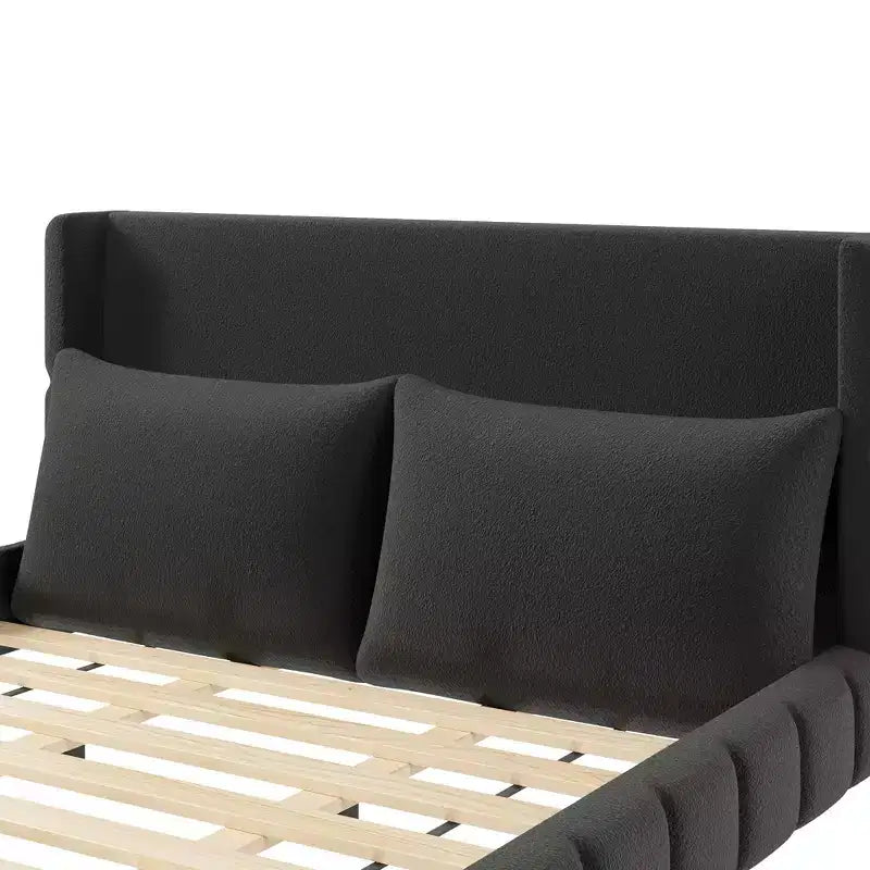 Lit plateforme rembourré avec 2 oreillers