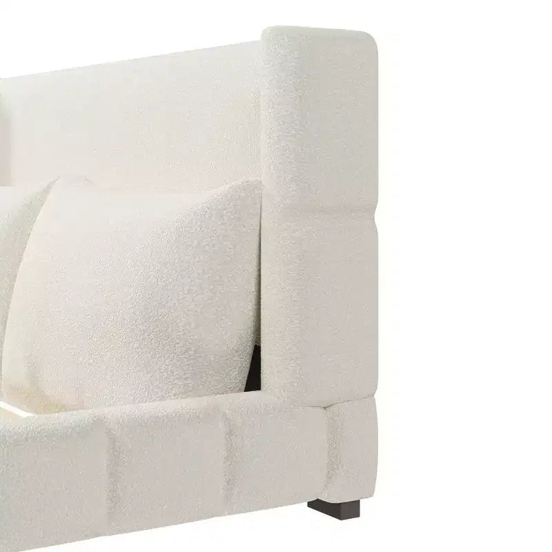 Lit plateforme rembourré avec 2 oreillers