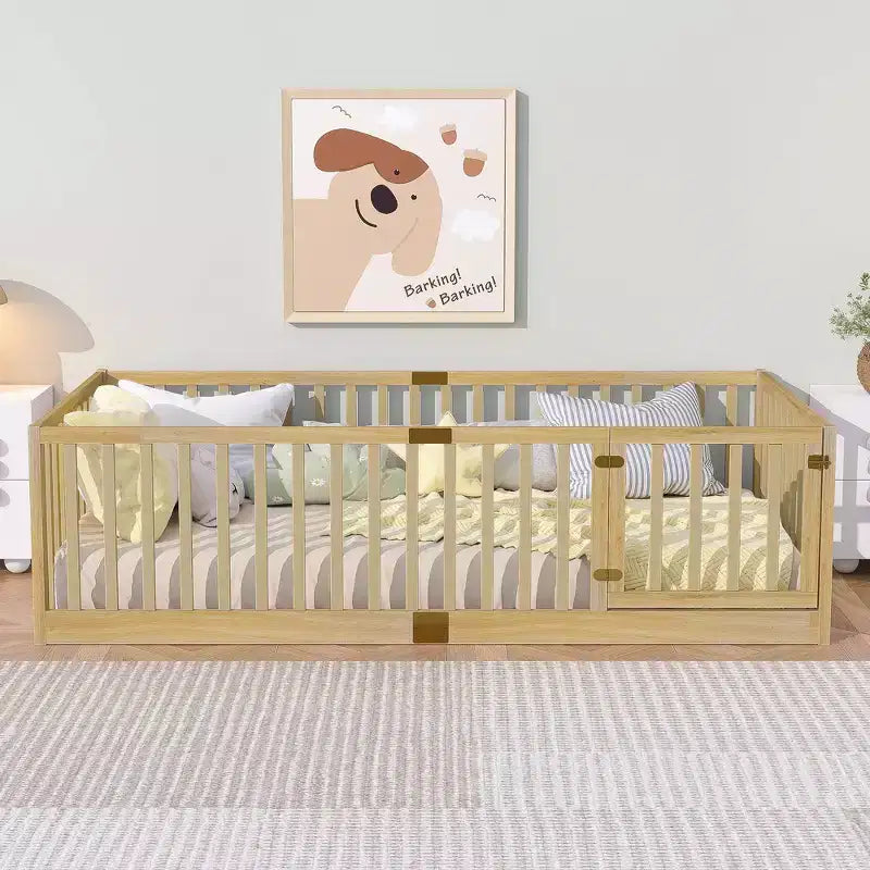 Lit de plancher en bois d'hévéa avec garde-corps hauts et porte, incluant 6 lattes