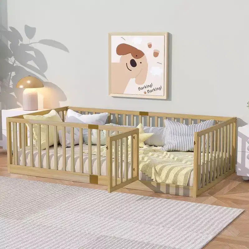 Lit de plancher en bois d'hévéa avec garde-corps hauts et porte, incluant 6 lattes
