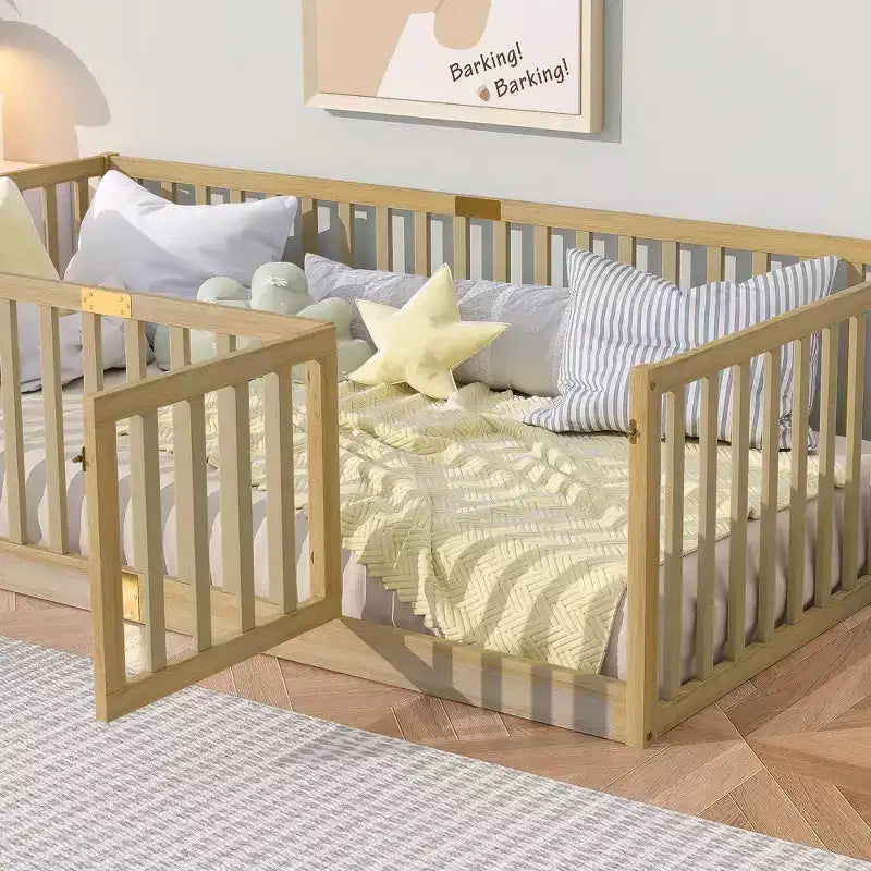 Lit de plancher en bois d'hévéa avec garde-corps hauts et porte, incluant 6 lattes