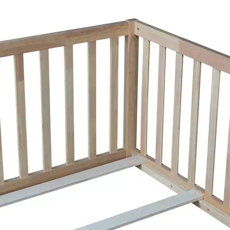 Lit de plancher en bois d'hévéa avec garde-corps hauts et porte, incluant 6 lattes