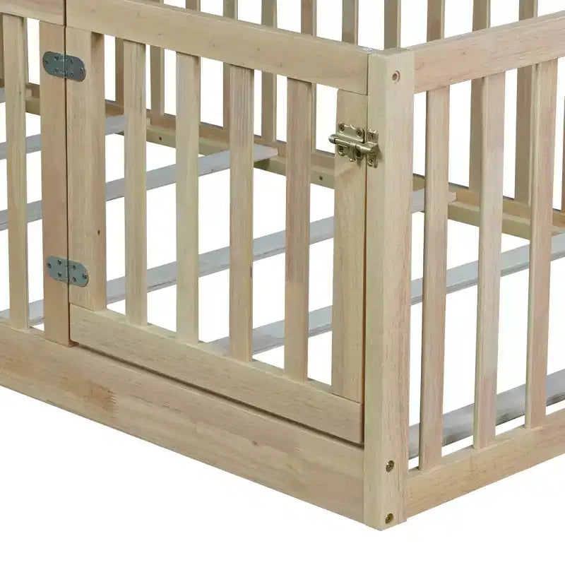 Lit de plancher en bois d'hévéa avec garde-corps hauts et porte, incluant 6 lattes