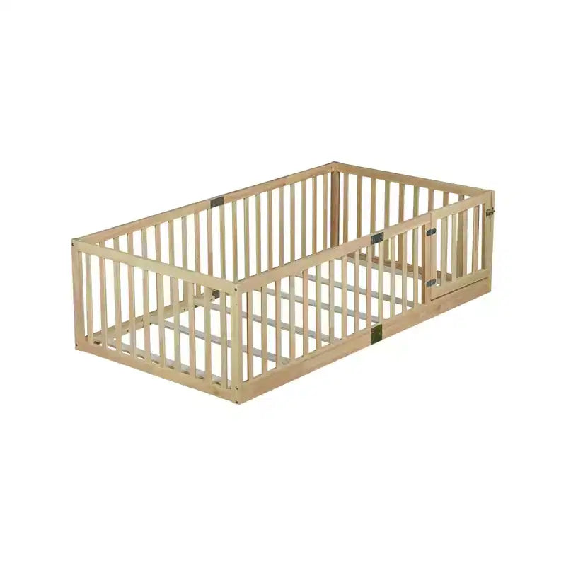 Lit de plancher en bois d'hévéa avec garde-corps hauts et porte, incluant 6 lattes